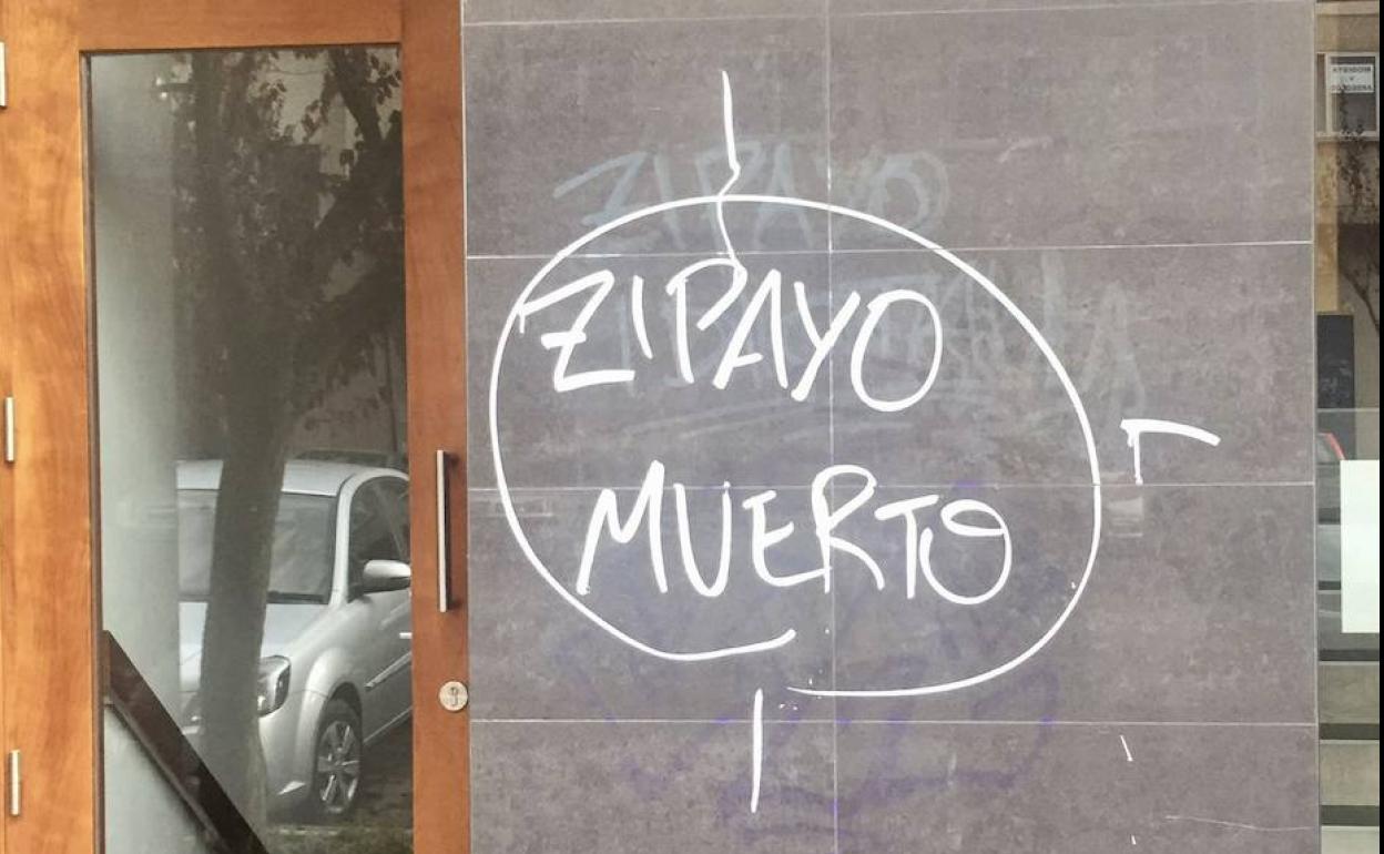 La pintada aparecida esta mañana de miércoles en el edificio donde reside el exertzaina con su familia. 