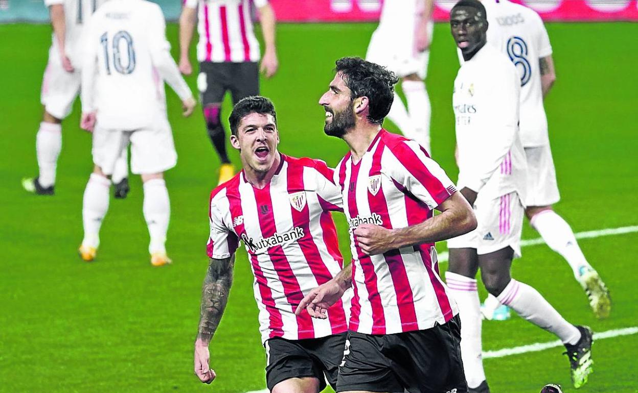 Raúl García y Capa celebran un gol del Athletic en la semifinal de la Supercopa. 