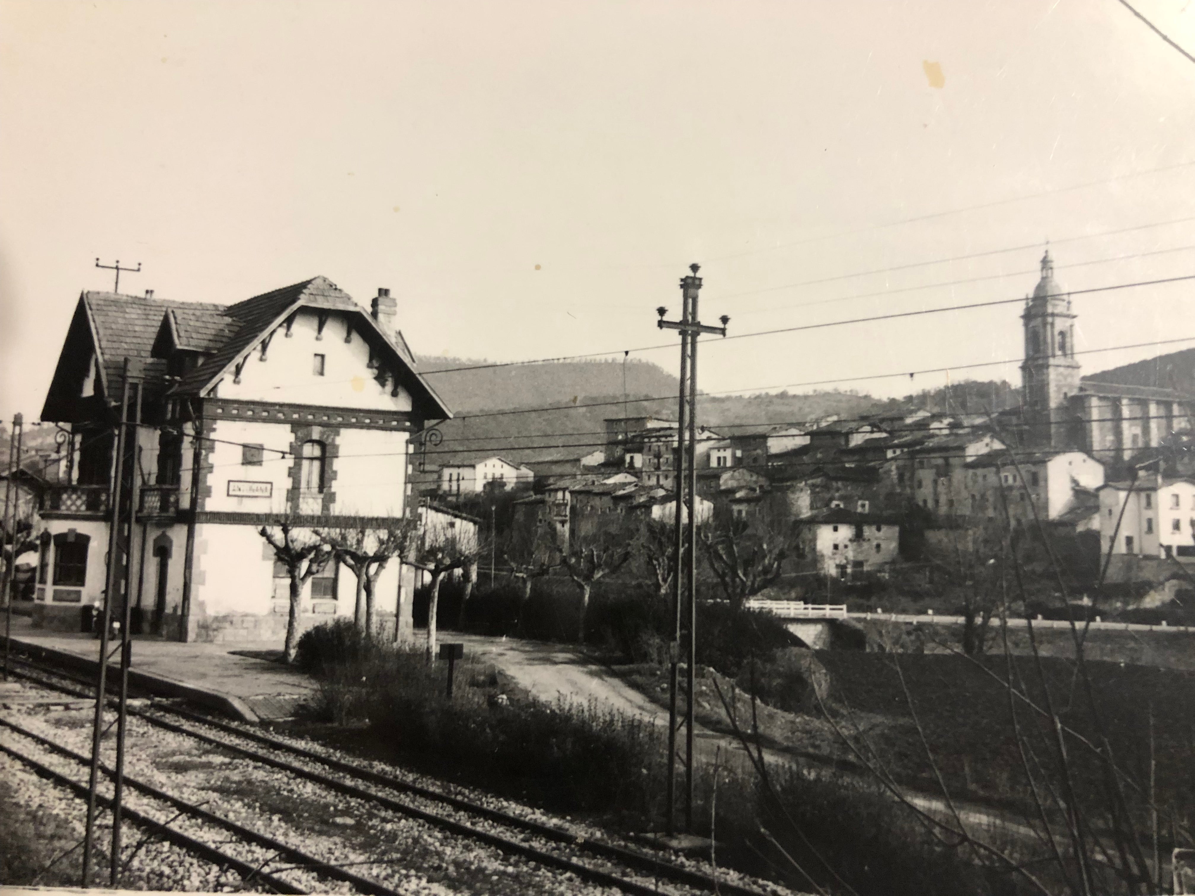 Vistas de la estación de Antoñana del Vasco-Navarro cuando todavía estaba en servicio.