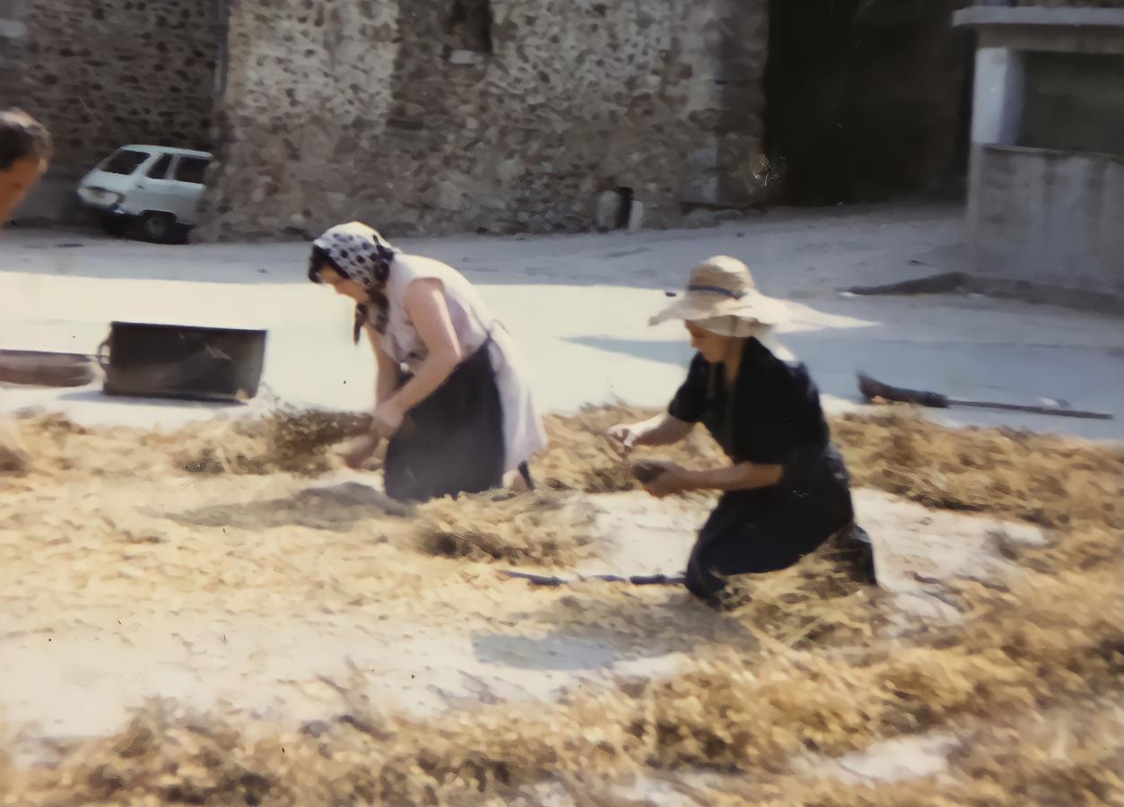 María Pilar y su madre, en 1975, seleccionando garbanzos para después sacarlos del grano.