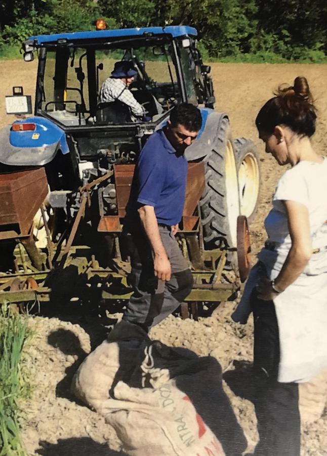 José Ignacio y su padre, labran el campo bajo la atenta mirada de Tamar. 