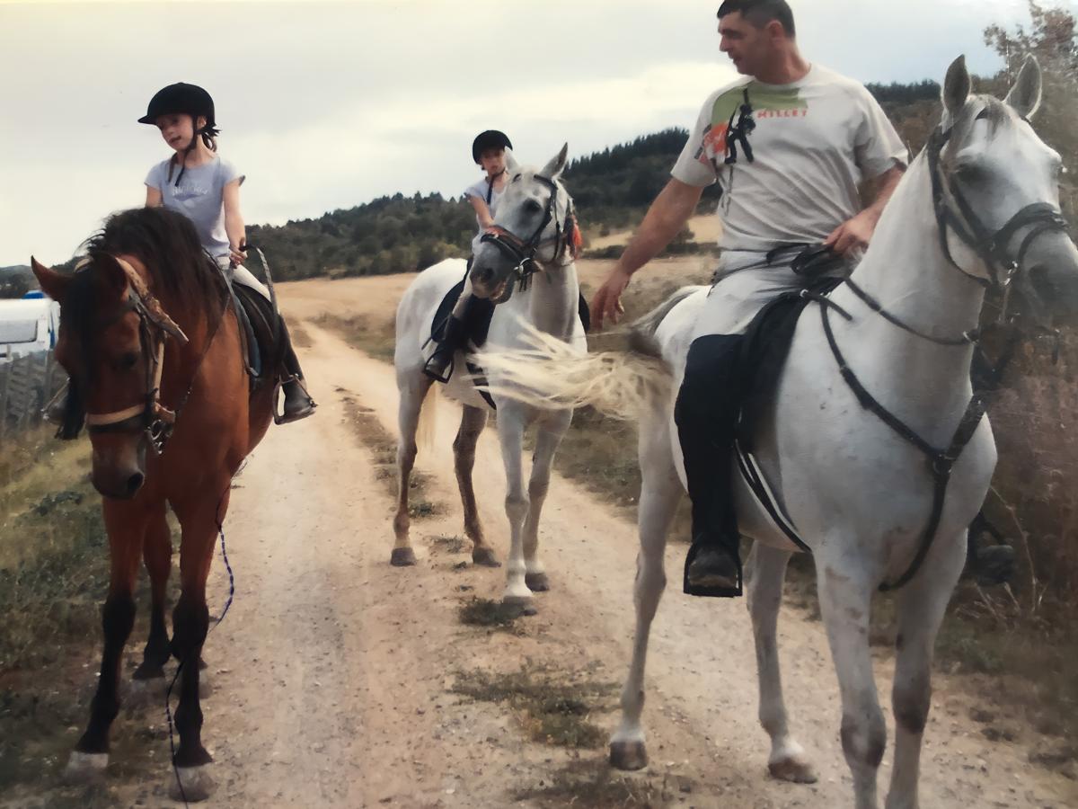 José Ignacio enseña a sus hijas, Uxue y Eneritz a montar a caballo.