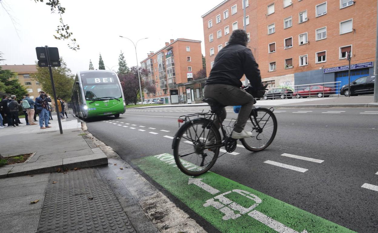 Un ciclista cruza por un paso del trazado del BEI.