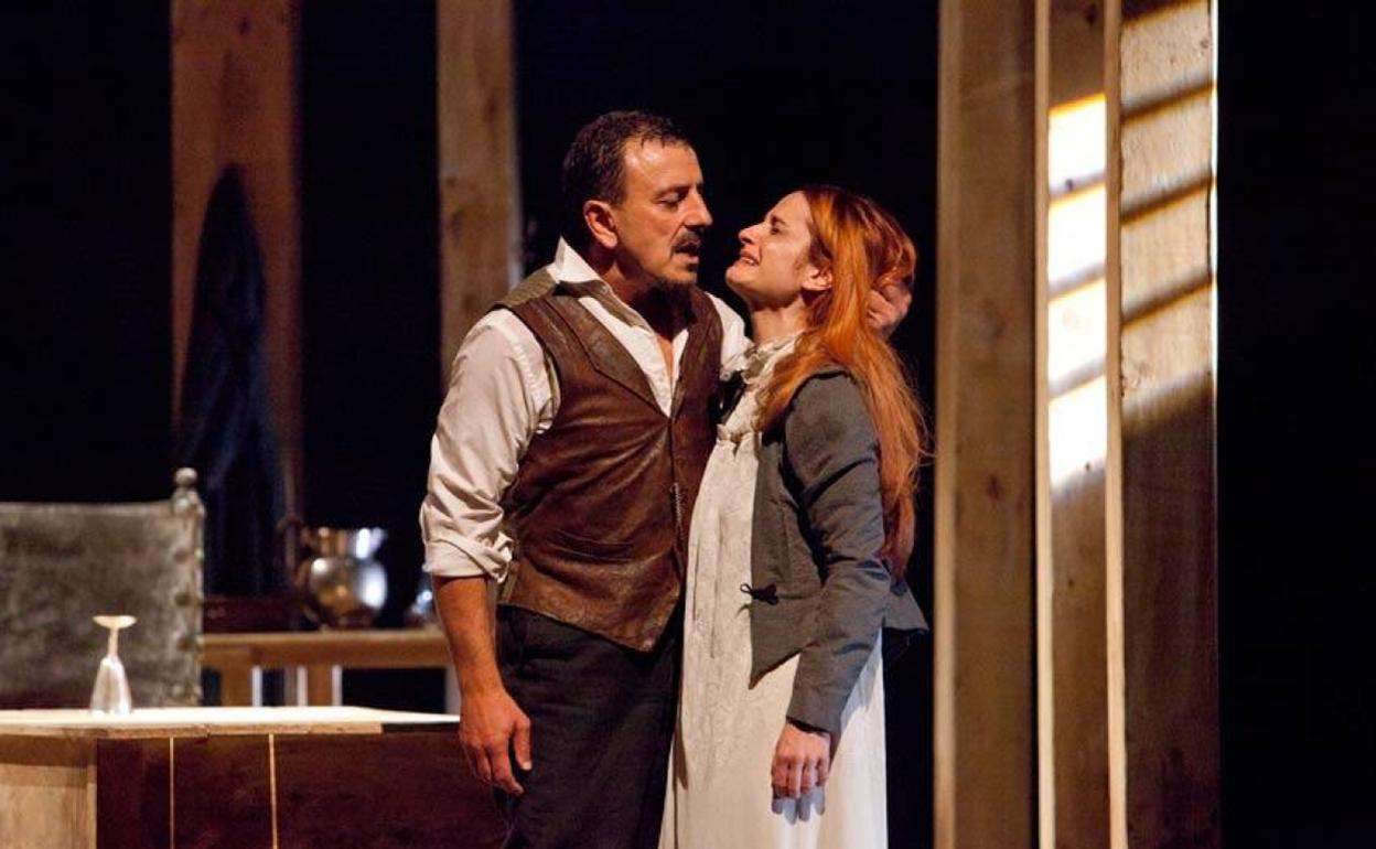 Marcial Álvarez y Esther Isla, en una escena de la obra que llega al Arriaga este fin de semana. 