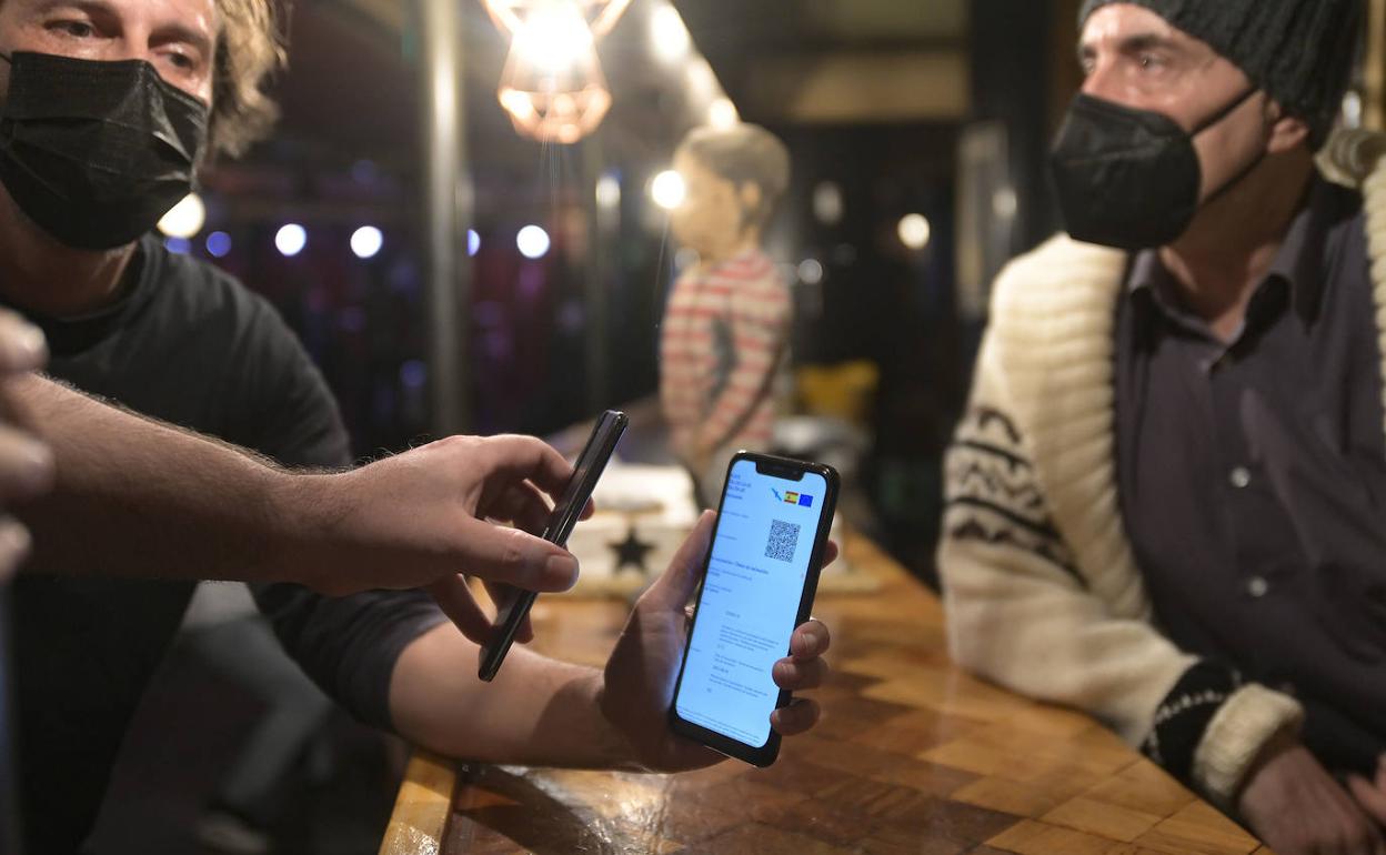 Un hostelero solicita el pasaporte covid en un local de ocio nocturno en Galicia. 