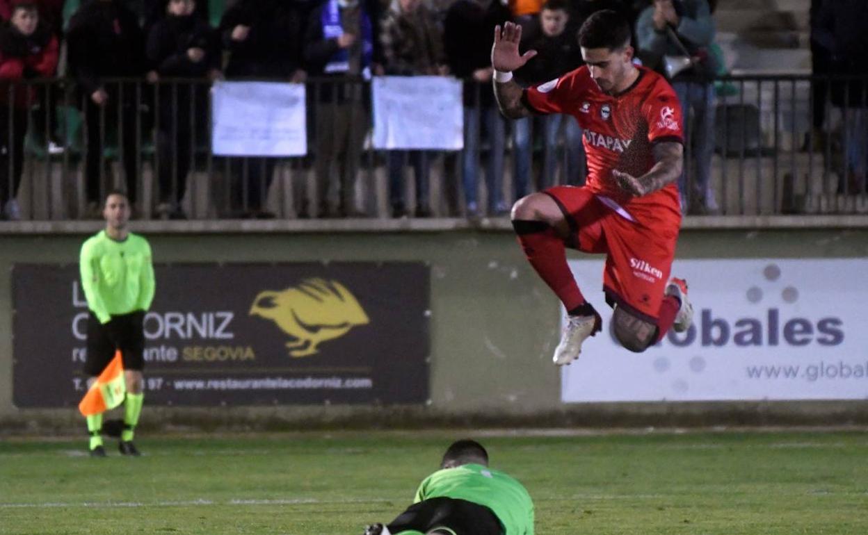 Miguel de la Fuente no llega a un balón que atrapa Chema, portero del Unami. 