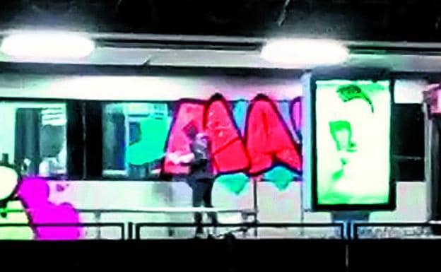 Una banda de grafiteros aborda una unidad del metro en Getxo y la pintan en minutos 