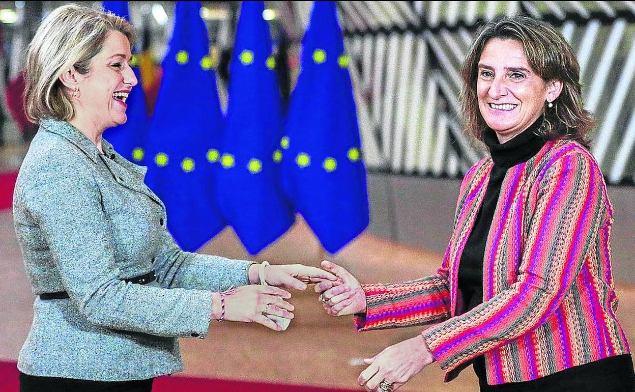 La ministra Teresa Ribera -a la derecha-, ayer con su colega francesa durante la reunión de Bruselas. 