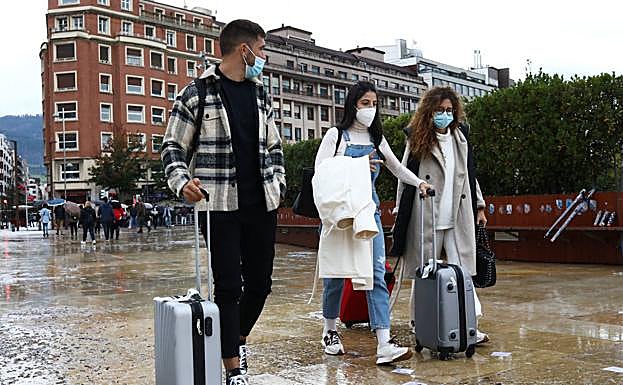 El repunte de la pandemia y el mal tiempo golpean a los hoteles de Bilbao en el puente