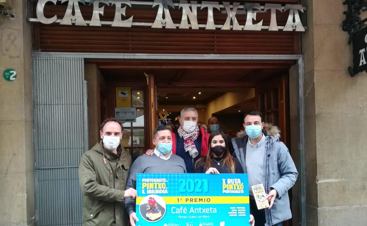 Los ganadores, el concejal Txema ezkerra, el alcalde Mikel Torres y el presidente de Portubares Oskar Medina