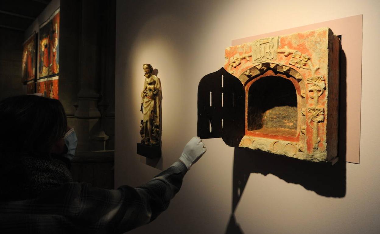 El sagrario, de apenas 50 centímetros de ancho, es policromado y posee una portezuela de hierro. 