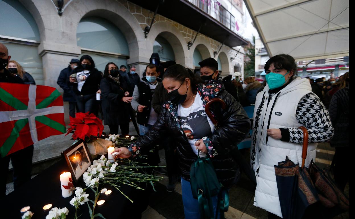 El acto, en el que también se ha pedido que se esclarezcan los hechos que rodean la muerte del joven, ha contado con flores, velas y música. 
