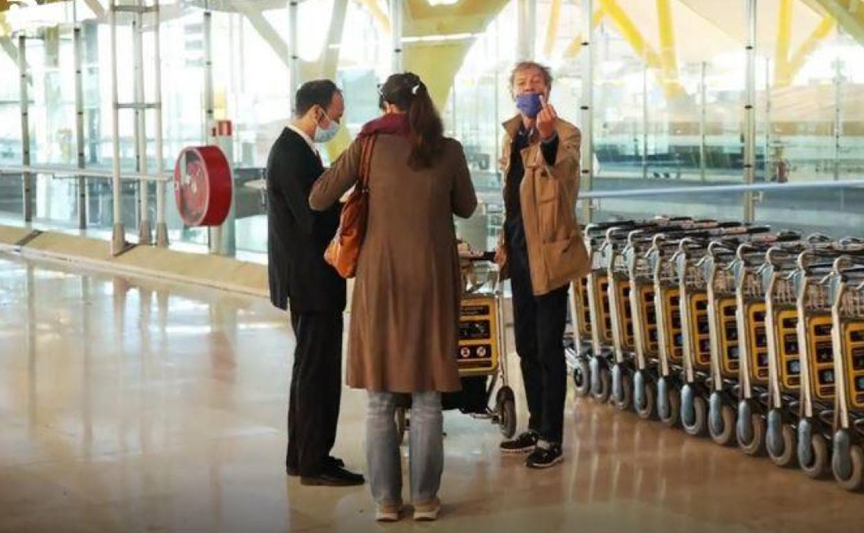 Ernesto de Hannover durante su altercado con la prensa en el aeropuerto de Barajas 