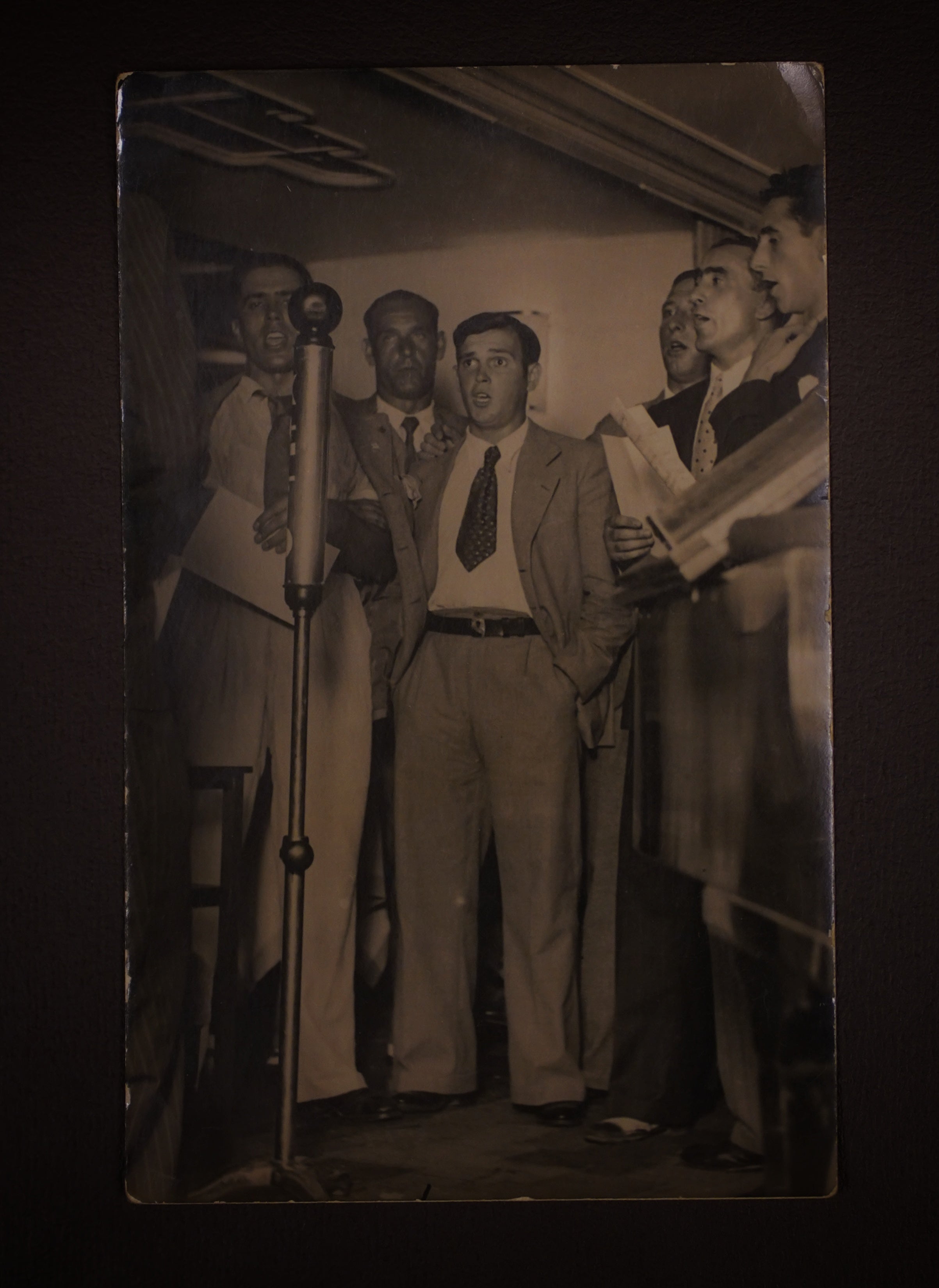 Diversión. Iraragorri, Patricio Caicedo (entrenador), Careaga, sin identificar, Bata y Oceja, de izquierda a derecha.
