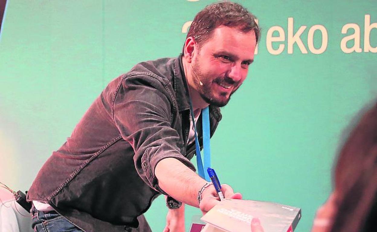 Firma de libros. Kirmen Uribe entrega su nueva novela firmada. 