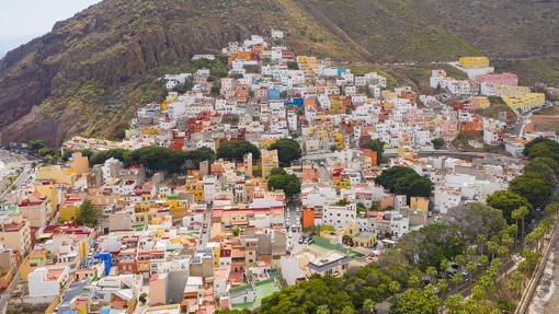 San Andrés es una entidad de población del municipio de Santa Cruz de Tenerife, incluido en el distrito de Anaga, pero con personalidad propia. Fundado a finales del siglo XV, es uno de los núcleos poblacionales más antiguos de Tenerife. Fue independiente en el siglo XIX. Es sobre todo conocido porque en su entorno está la playa de 'Las Teresitas', la más popular de Santa Cruz, a 7 km. del centro de la ciudad.