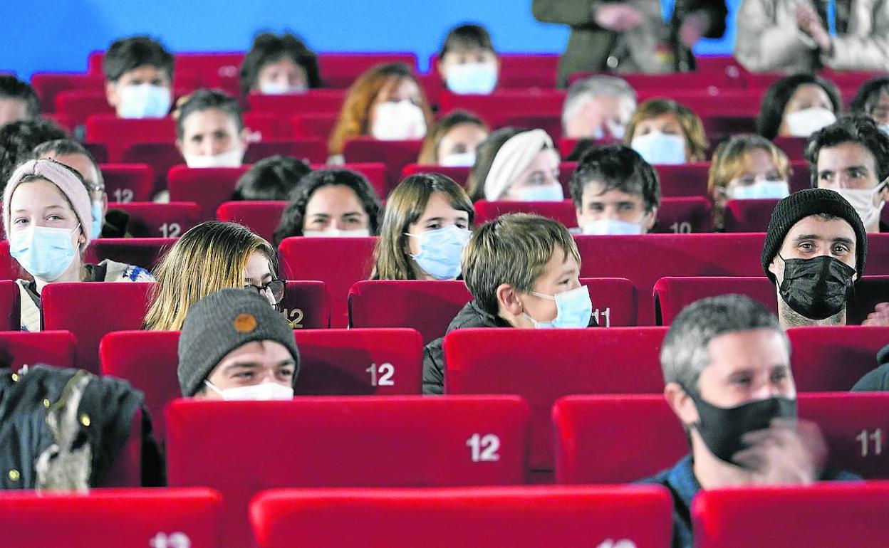 Implicación del pueblo. Los habitantes del pueblo de Eiheralar se involucraron en el rodaje y algunos estuvieron en Durango.
