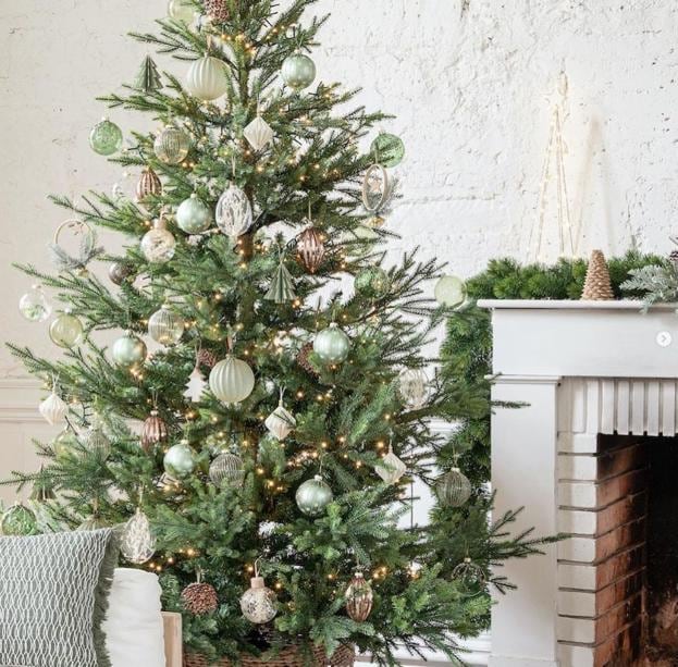 Cómo decorar un árbol de Navidad 2021: Huye del espumillón: las ideas más  originales de los interioristas vascos para montar el árbol de Navidad