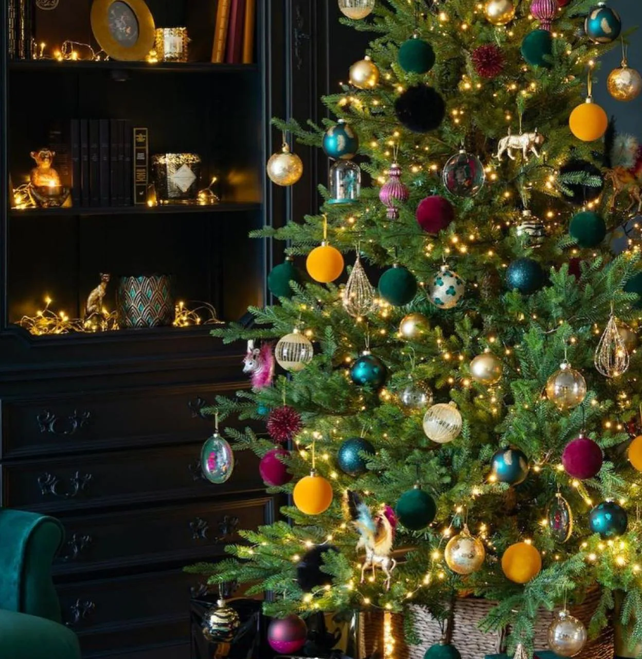 Encogerse de hombros Extraer Culo Cómo decorar un árbol de navidad 2021: Huye del espumillón: las ideas más  originales de los interioristas vizcaínos para montar el árbol de Navidad |  El Correo