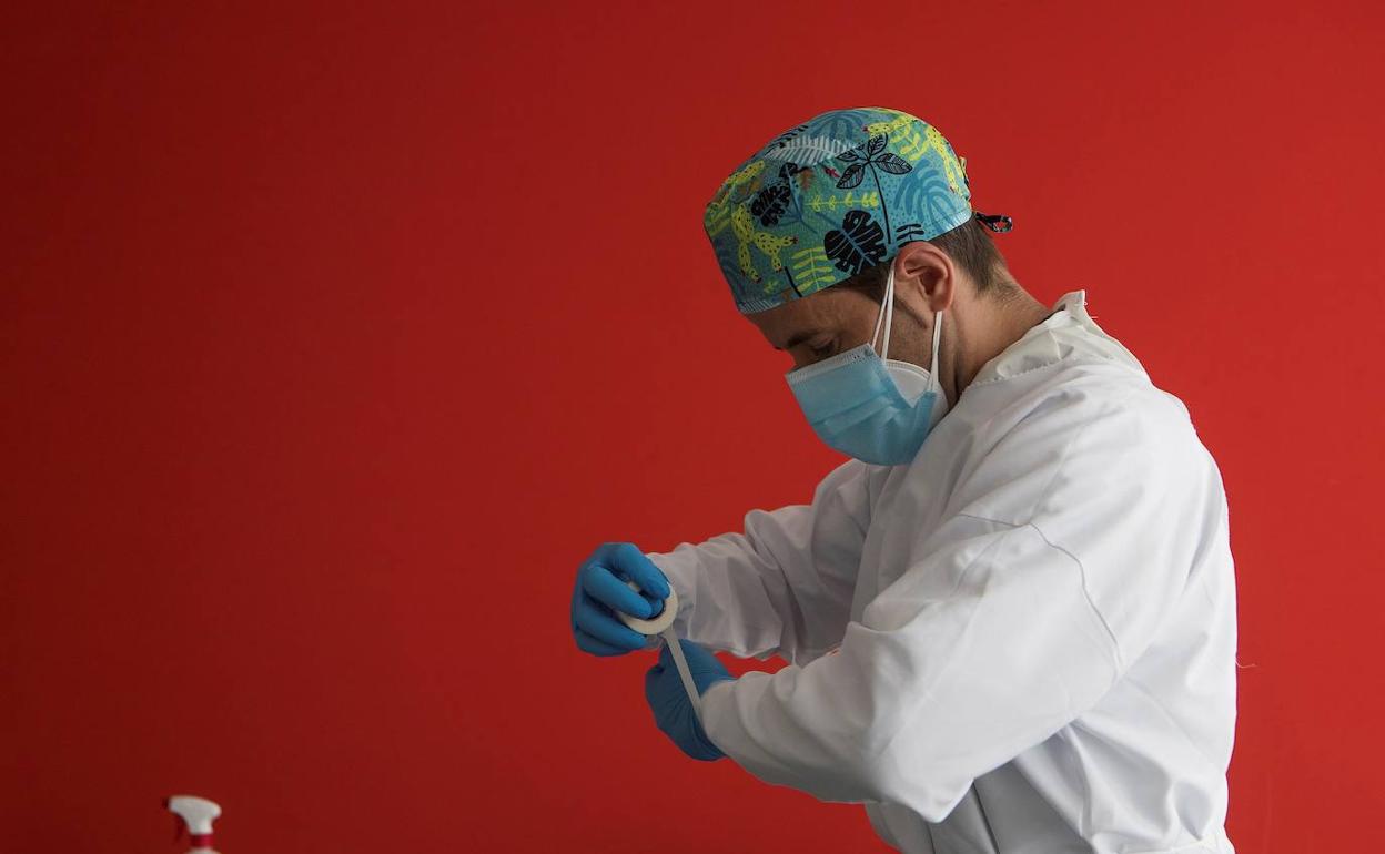 Un sanitario se prepara para realizar pruebas diagnósticas de coronavirus.