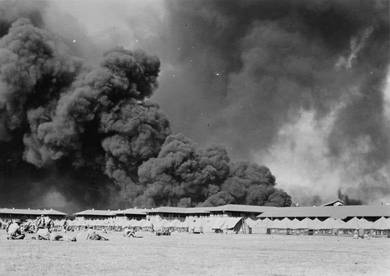 Los marines estadounidenses esperan el posible regreso de los aviones japoneses en el campo de desfiles del cuartel de los marines de Pearl Harbor. Comando de Historia y Patrimonio Naval de EE. UU.