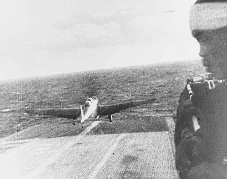 Un avión de ataque del portaaviones Kate Tipo 97 de la Armada japonesa despega del portaaviones Shokaku, en ruta para atacar Pearl Harbor. Archivos Nacionales / Marina de los Estados Unidos.