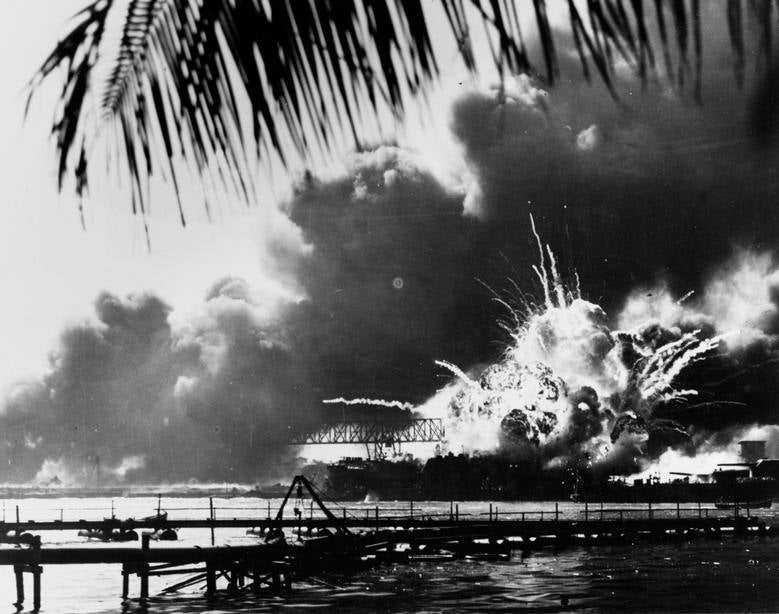 El cargador delantero del destructor USS Shaw explota durante la segunda ola de ataques japoneses en Pearl Harbor. Comando de Historia y Patrimonio Naval de Estados Unidos.