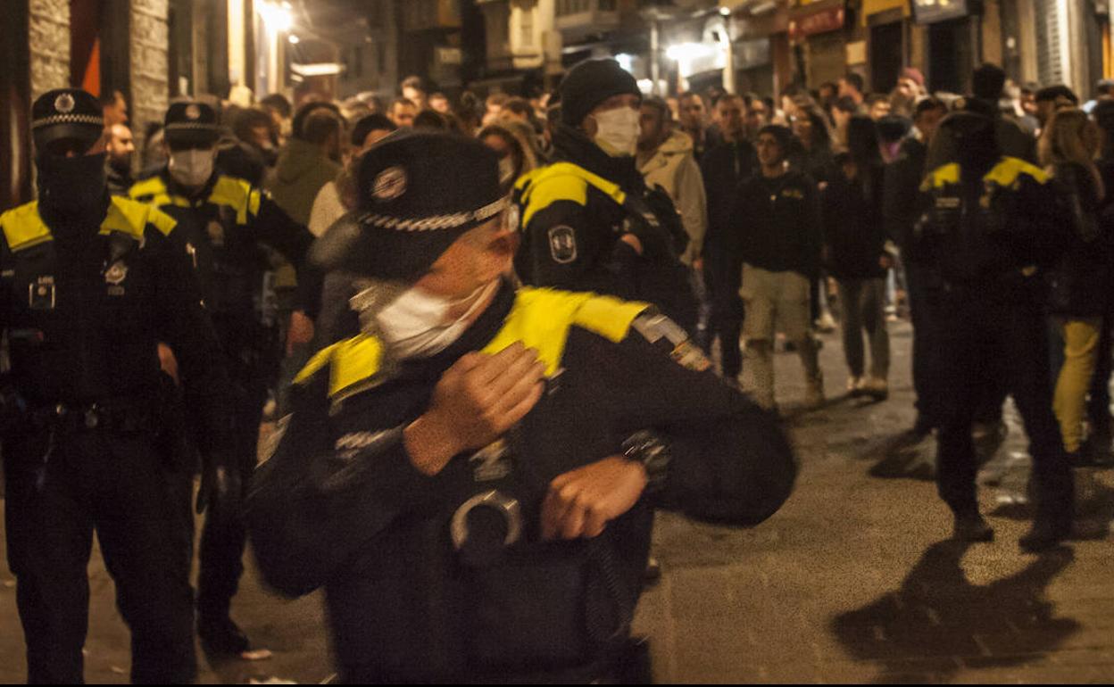 Agentes locales en una intervención nocturna en Vitoria ajena a esta noticia. 