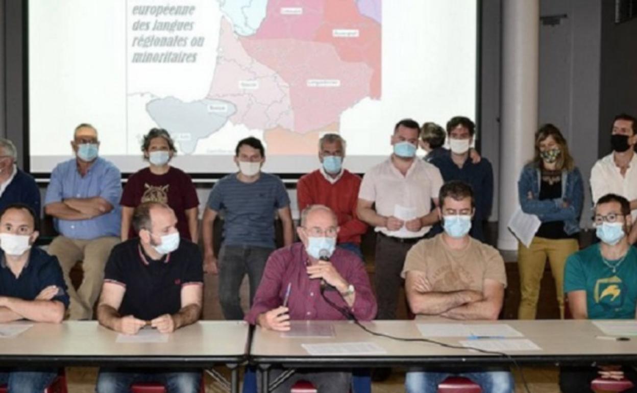 Pasa den uztailaren 15ean jarri zuten martxan ekimena, Euskal Konfederazioak eta herri etxeetako ordezkariek Itsasun (Lapurdi) ospatutako agerraldi publikoan. 