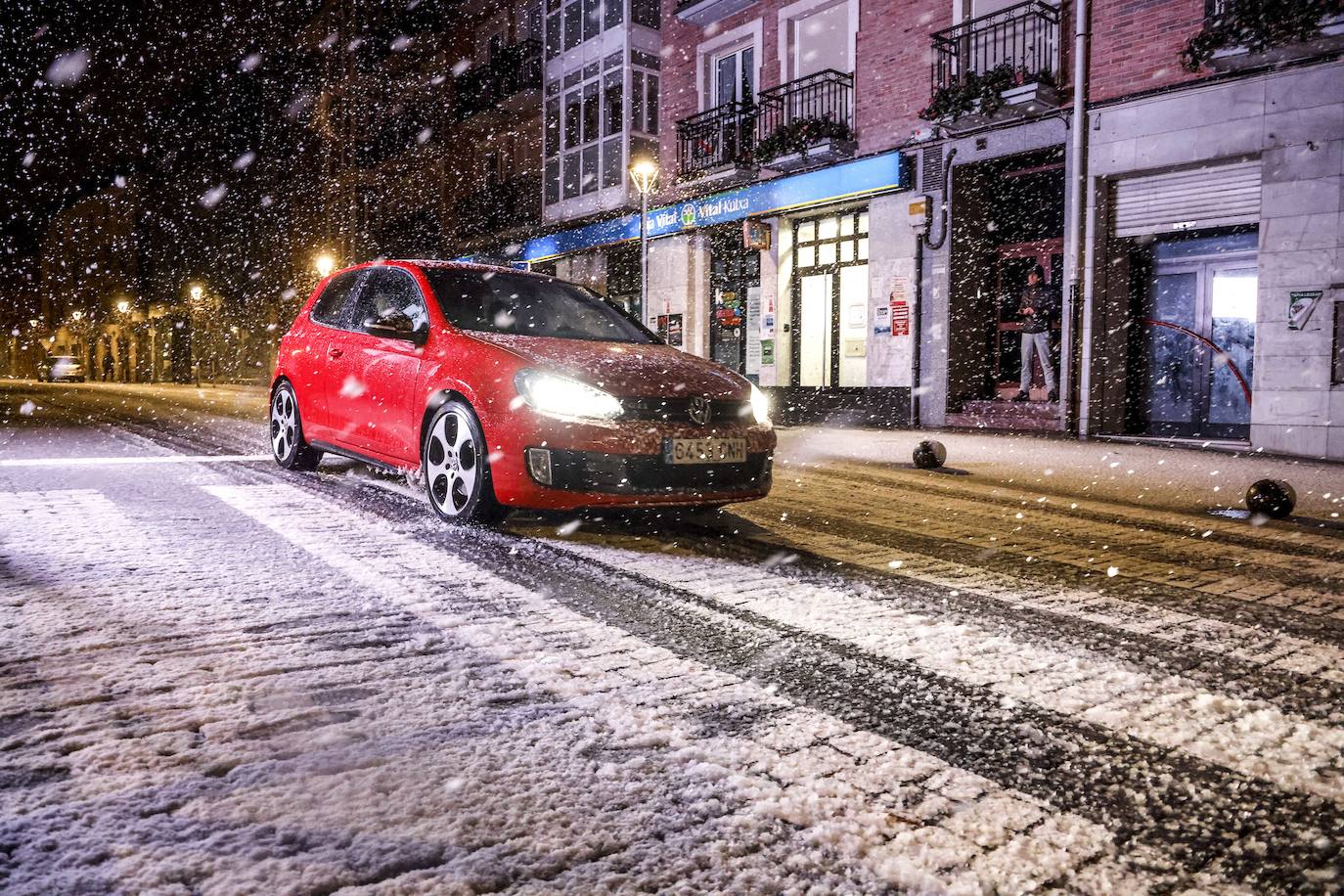 Fotos: La nieve cubre Álava de blanco