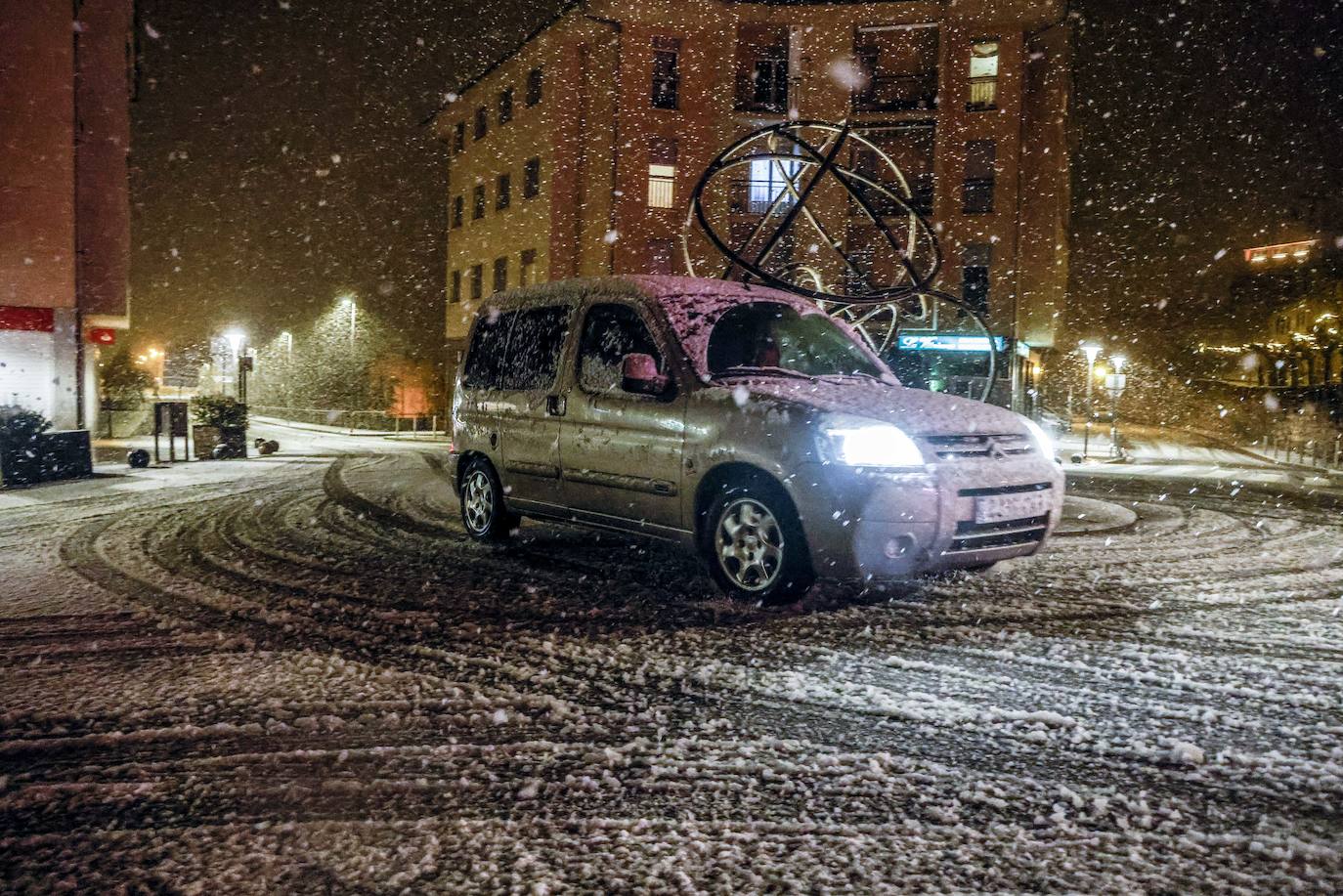 Fotos: La nieve cubre Álava de blanco