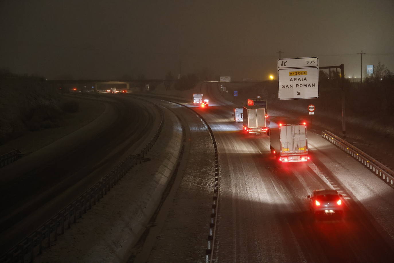 Fotos: La nieve cubre Álava de blanco