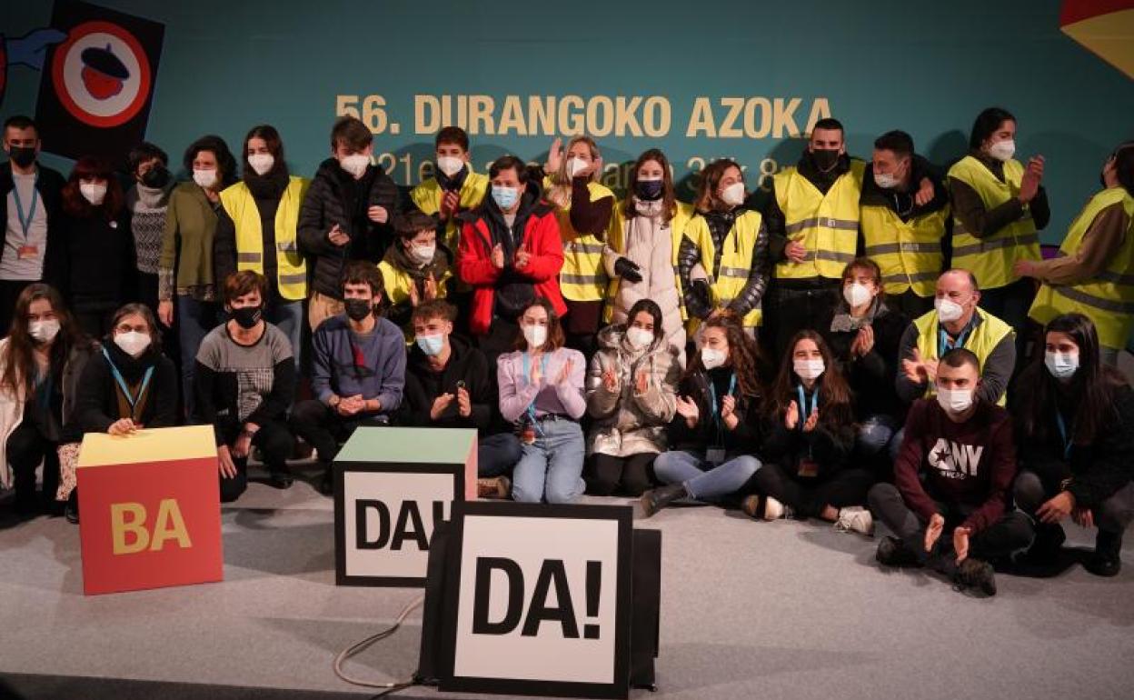 Durangoko Azoka posiblea egin dutenen talde argazkia agur ekitaldian 