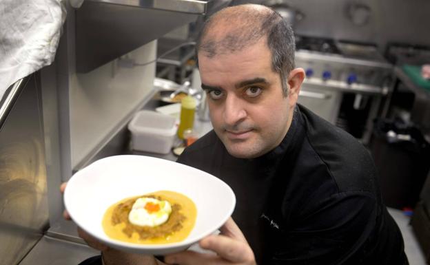 Héctor Grijalba, en la cocina del Trueba.