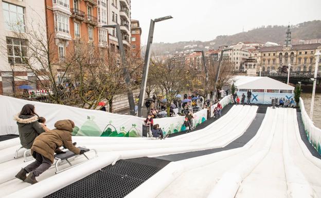 El mercado navideño y la zona infantil del Muelle de Ripa adelantan su cierre por el temporal