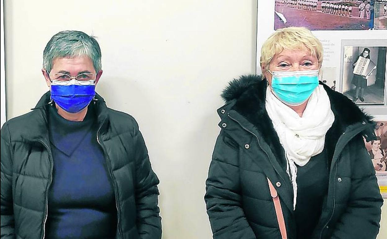 Isabel Sevilla y Merche Muñoz, nietas de la guerra, en la exposición. 