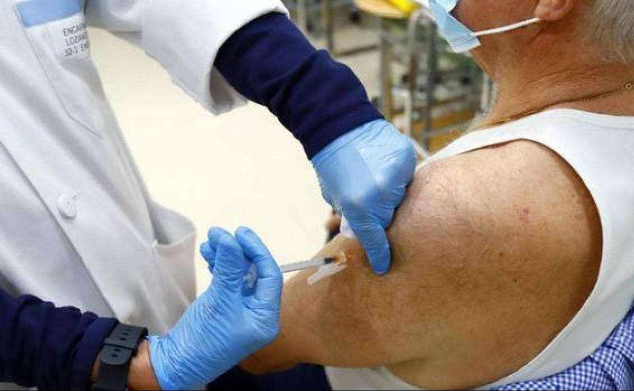 La vacuna de Pfizer «es eficaz» contra ómicron con el tercer pinchazo