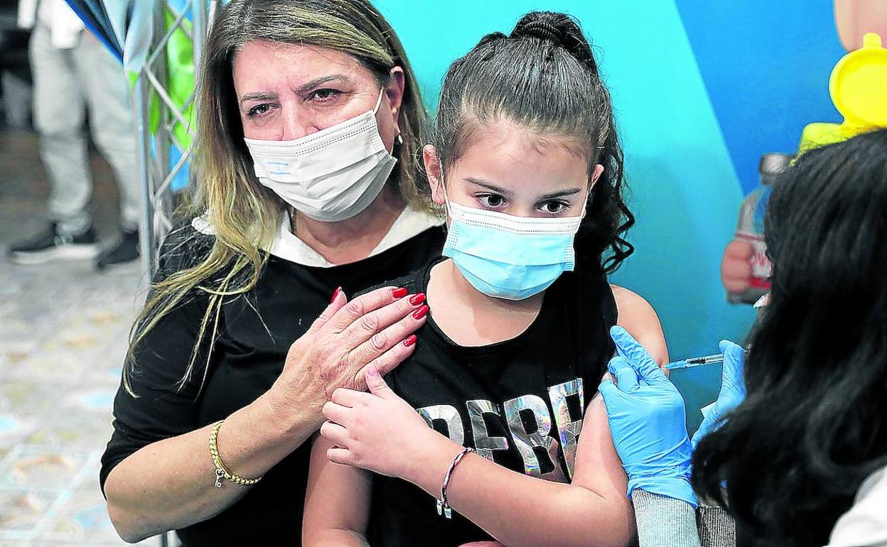 Una niña recibe la vacuna contra el coronavirus en Israel, uno de los tres países junto con Estados Unidos y Canadá en los que ya se administra el suero pediátrico. 