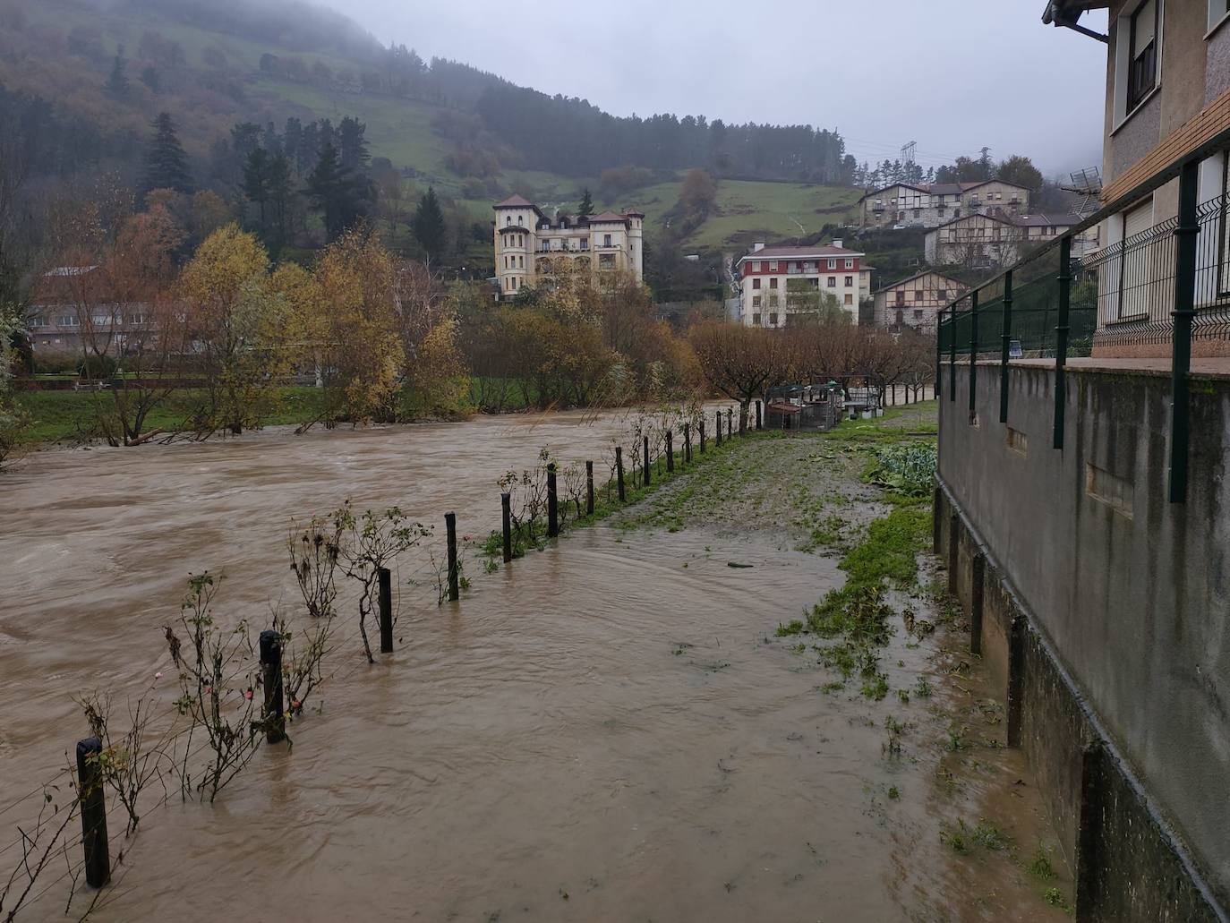 Río Cadagua desbordado en Sodupe.