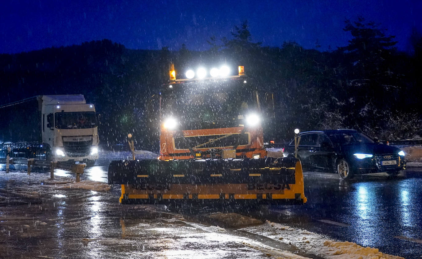 Fotos: Álava, en alerta por la lluvia, la nieve y un Zadorra desbocado