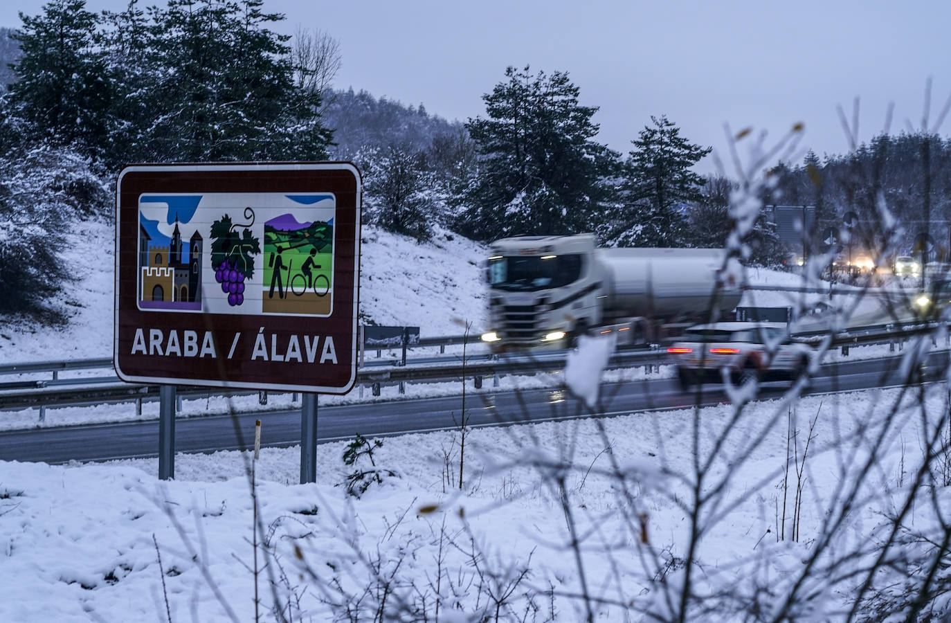 Fotos: Álava, en alerta por la lluvia, la nieve y un Zadorra desbocado