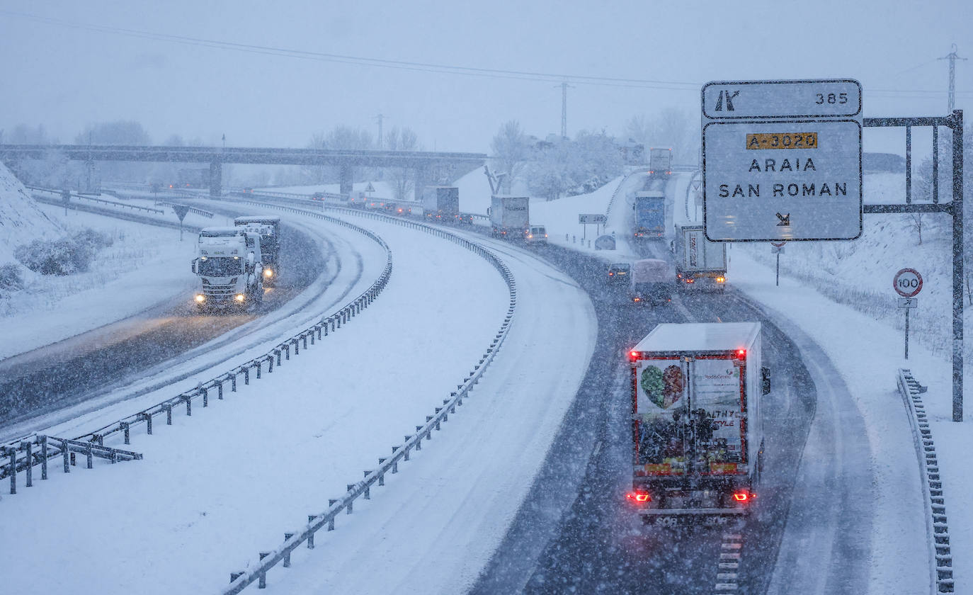 Fotos: Álava, en alerta por la lluvia, la nieve y un Zadorra desbocado