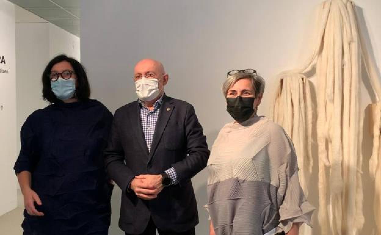 Marian Uriarte, de Medicusmundi, el concejal Jon Armentia y la artista textil Nuna Conesa. 