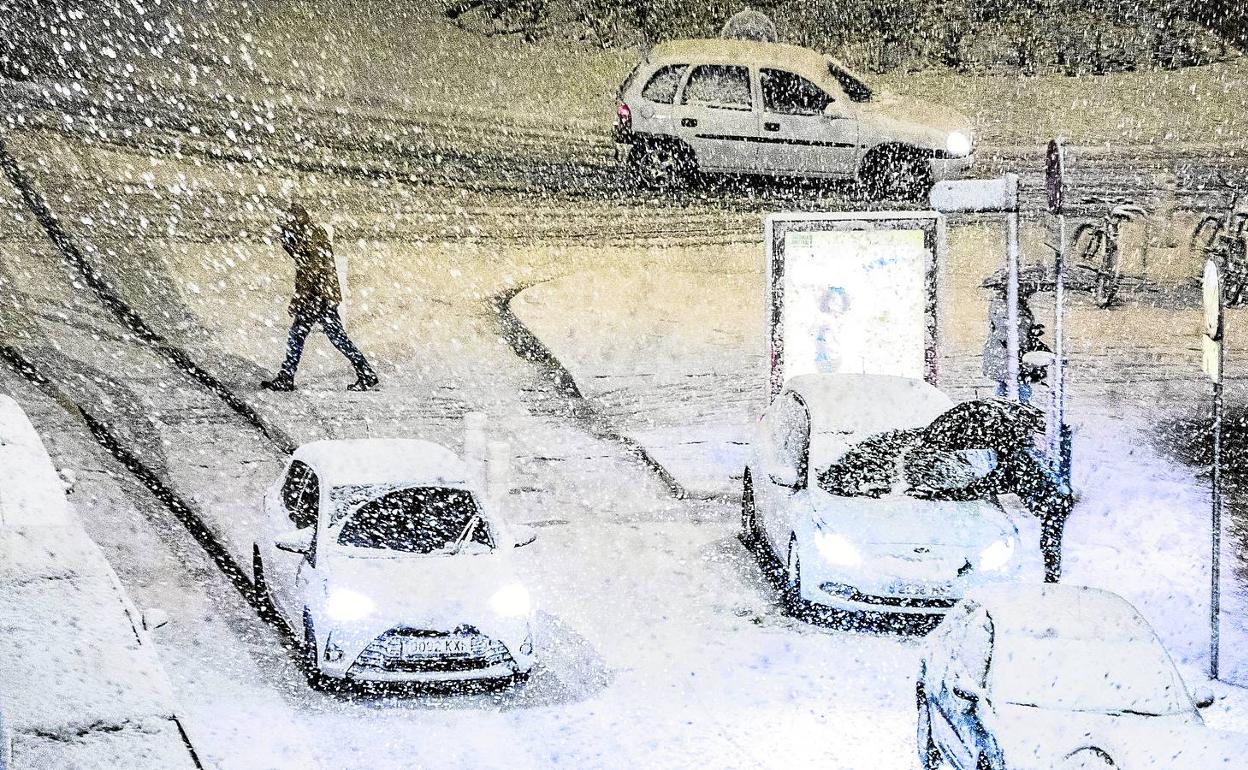 Los copos de nieve cayeron con fuerza durante la tarde y complicaron el tráfico, tanto en las vías principales como en la ciudad. 