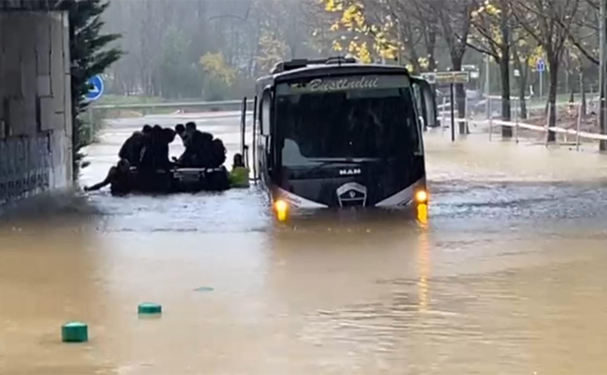 Temporal en Bizkaia, en directo: los ríos, ante el riesgo de desbordamiento