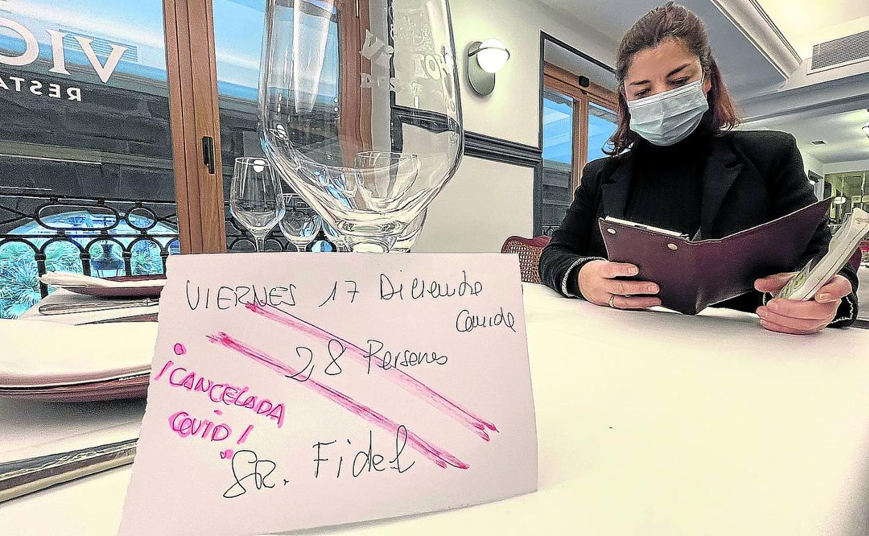 Rebeca Sainz, del restaurante Víctor, ha visto cómo se esfumaban las reservas más multitudinarias que estaban previstas desde hace semanas. 