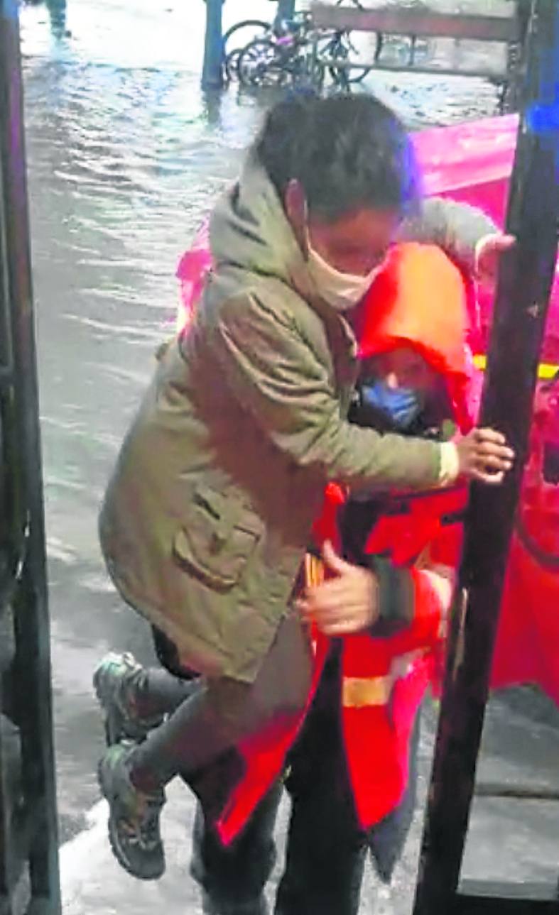 Los bomberos ayudan a una niña a entrar en su casa de Asteguieta.