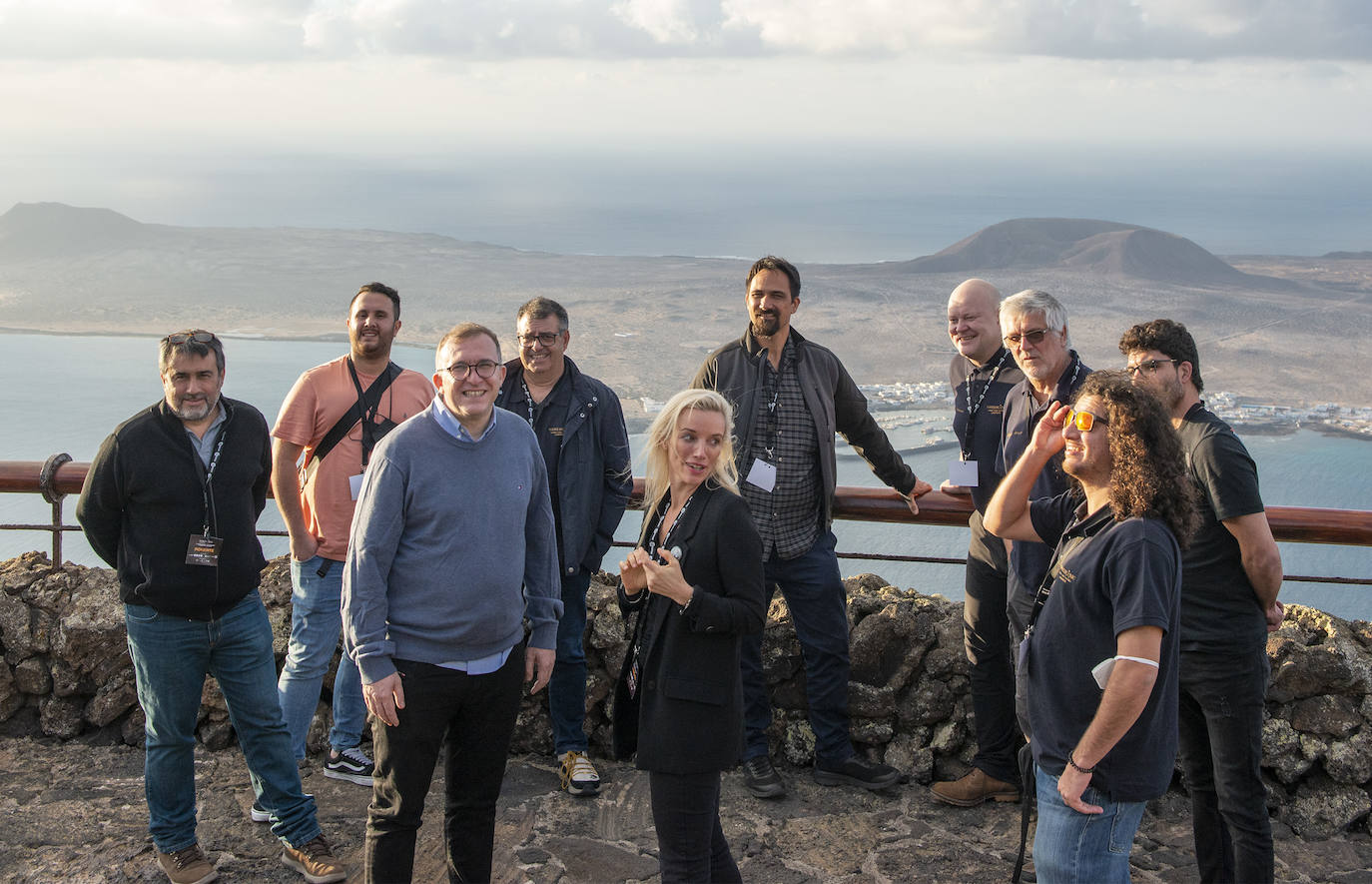 Cocineros como Gonzalo Calzadilla, Chele González (ex Nerua) o Liko Hoe en el Mirador del Río con el fondo de La Graciosa junto a vulcanólogos como Joan Martí (CSIC), Llorenç Planagumà (experto en La Garrotxa) o Anne Fornier, participaron en Worldcanic Lanzarote. 