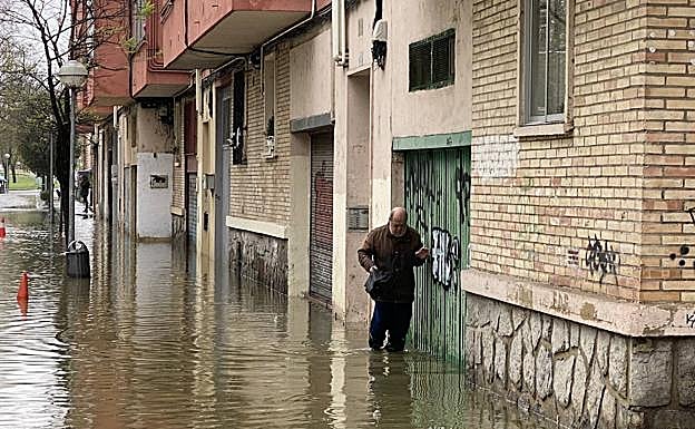 Francisco trata de salir de su casa, en Abetxuko.