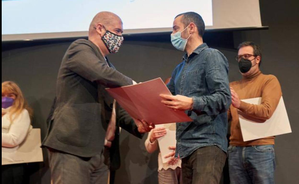 Sordo entrega un recuerdo del homenaje a uno de los familiares. 